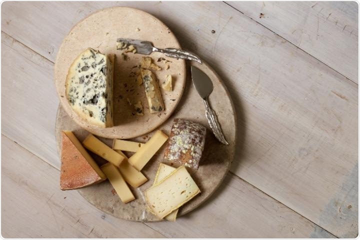 Cheese-ripening bacteria respond to volatile gases produced by fungi