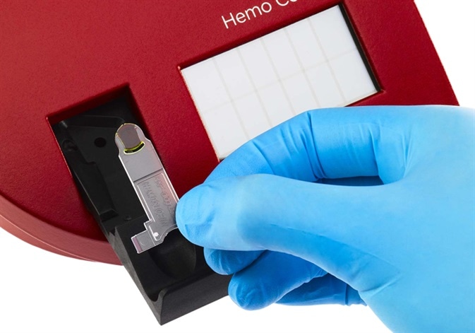 Put microcuvette into the analyzer.
