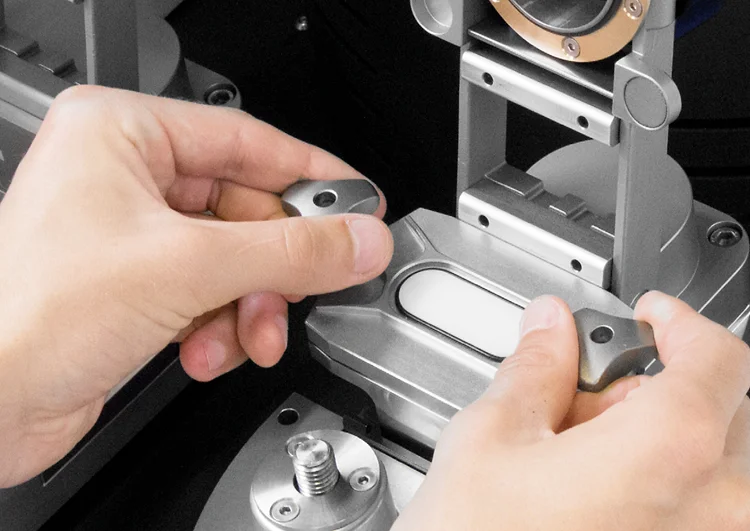 Inserting the grinding jar.