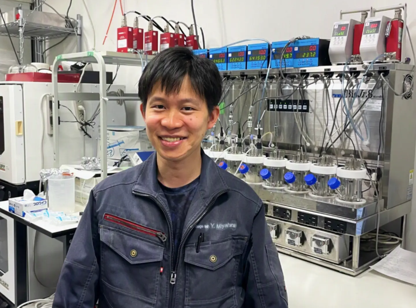 Low CO2 Triggers Bacterial Metabolic Switch To Maximize Poly(3-Hydroxybutyrate) Synthesis