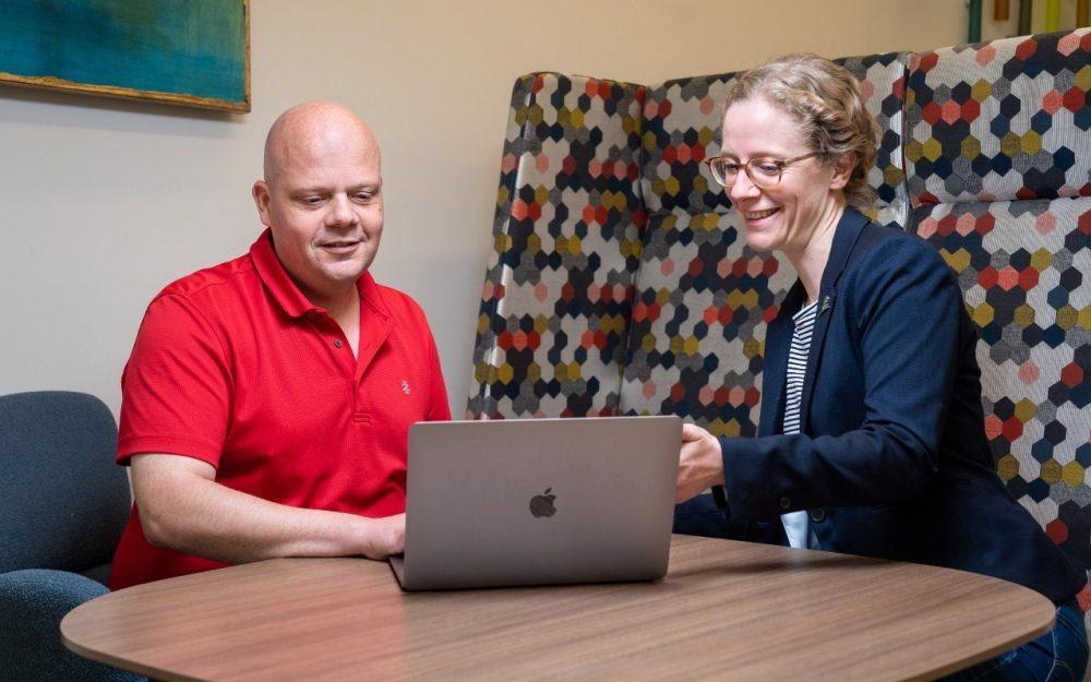 Study uncovers how CD8+ T cells can divide and produce two distinct daughter cells